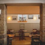 Mehr als nur Platz zum Sitzen: Wie Gastronomie-Stühle die Seele Ihres Lokals formen