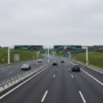 Der klassische Stopp an der Tankstelle, um mühsam Klebeetiketten von der Windschutzscheibe zu kratzen, gehört endgültig der Vergangenheit an. In Mitteleuropa hat eine stille Revolution auf den Autobahnen stattgefunden. Während andernorts noch über Schlaglöcher debattiert wird, haben Länder wie Slowenien und die Slowakei die Infrastruktur längst in das digitale Zeitalter katapultiert. Der Fokus liegt dabei auf einem nahtlosen Übergang zwischen Technologie und Mobilität, der den Autofahrer entlastet und den Verkehrsfluss optimiert.