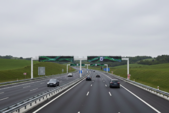 Der klassische Stopp an der Tankstelle, um mühsam Klebeetiketten von der Windschutzscheibe zu kratzen, gehört endgültig der Vergangenheit an. In Mitteleuropa hat eine stille Revolution auf den Autobahnen stattgefunden. Während andernorts noch über Schlaglöcher debattiert wird, haben Länder wie Slowenien und die Slowakei die Infrastruktur längst in das digitale Zeitalter katapultiert. Der Fokus liegt dabei auf einem nahtlosen Übergang zwischen Technologie und Mobilität, der den Autofahrer entlastet und den Verkehrsfluss optimiert.