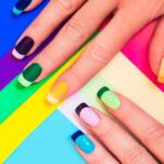 Der Sommer ist die perfekte Zeit, um mit Farben, Mustern und kreativen Designs zu experimentieren. Deine Hände sind ständig sichtbar – am Strand, im Café oder auf Reisen – deshalb lohnt es sich, auf eine langlebige und gepflegte Maniküre zu setzen. Genau hier kommt uv nagellack ins Spiel, der nicht nur für intensiven Glanz sorgt, sondern auch eine besonders hohe Haltbarkeit bietet. Wenn du trendige nägel für den sommer kreieren möchtest, ist diese Methode die ideale Wahl.