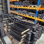 Im Nutzfahrzeugbereich ist die Hinterachsfederung nicht nur ein technisches Detail, sondern ein wirtschaftlicher Faktor. Ein professioneller Blattfedern Shop bietet daher weit mehr als nur Ersatzteile. Er liefert fahrzeugspezifische Lösungen, die auf reale Einsatzbedingungen abgestimmt sind – und nicht nur auf Werksangaben.