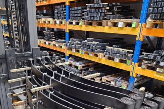 Im Nutzfahrzeugbereich ist die Hinterachsfederung nicht nur ein technisches Detail, sondern ein wirtschaftlicher Faktor. Ein professioneller Blattfedern Shop bietet daher weit mehr als nur Ersatzteile. Er liefert fahrzeugspezifische Lösungen, die auf reale Einsatzbedingungen abgestimmt sind – und nicht nur auf Werksangaben.