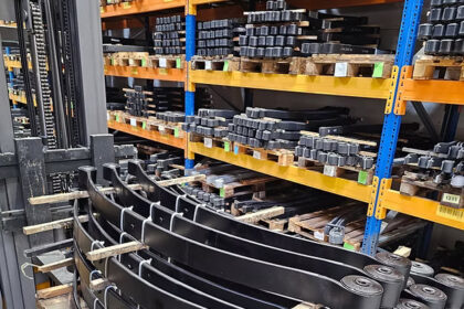 Im Nutzfahrzeugbereich ist die Hinterachsfederung nicht nur ein technisches Detail, sondern ein wirtschaftlicher Faktor. Ein professioneller Blattfedern Shop bietet daher weit mehr als nur Ersatzteile. Er liefert fahrzeugspezifische Lösungen, die auf reale Einsatzbedingungen abgestimmt sind – und nicht nur auf Werksangaben.