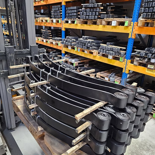 Im Nutzfahrzeugbereich ist die Hinterachsfederung nicht nur ein technisches Detail, sondern ein wirtschaftlicher Faktor. Ein professioneller Blattfedern Shop bietet daher weit mehr als nur Ersatzteile. Er liefert fahrzeugspezifische Lösungen, die auf reale Einsatzbedingungen abgestimmt sind – und nicht nur auf Werksangaben.