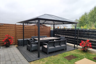 Der Garten und die Terrasse haben sich in den letzten Jahren stark gewandelt. Was früher oft nur als dekorative Ergänzung des Hauses galt, wird heute immer häufiger als vollwertiger Lebensraum genutzt. Viele Menschen verbringen bewusst mehr Zeit im Freien, sei es zum Entspannen nach der Arbeit, für gemeinsame Mahlzeiten oder einfach, um die Nähe zur Natur zu genießen. Eine gut geplante Gestaltung von Garten und Terrasse verbindet Ästhetik mit Technik und schafft einen Ort, der zu jeder Jahreszeit einlädt.