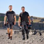 Wer in Österreich beruflich viel unterwegs ist, kennt die Realität hinter dem Arbeitstag: frühe Abfahrten, wechselnde Einsatzorte, lange Fahrten zwischen Baustelle, Lager und Kunde sowie Witterung, die sich innerhalb weniger Stunden komplett verändern kann. Gerade für mobile Teams ist Arbeitskleidung deshalb weit mehr als ein formaler Standard. Sie muss im Alltag funktionieren, Belastung aushalten und dafür sorgen, dass Mitarbeiter auch nach vielen Stunden noch sicher und beweglich arbeiten können.