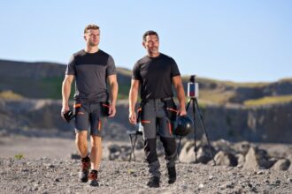 Wer in Österreich beruflich viel unterwegs ist, kennt die Realität hinter dem Arbeitstag: frühe Abfahrten, wechselnde Einsatzorte, lange Fahrten zwischen Baustelle, Lager und Kunde sowie Witterung, die sich innerhalb weniger Stunden komplett verändern kann. Gerade für mobile Teams ist Arbeitskleidung deshalb weit mehr als ein formaler Standard. Sie muss im Alltag funktionieren, Belastung aushalten und dafür sorgen, dass Mitarbeiter auch nach vielen Stunden noch sicher und beweglich arbeiten können.