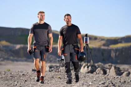 Wer in Österreich beruflich viel unterwegs ist, kennt die Realität hinter dem Arbeitstag: frühe Abfahrten, wechselnde Einsatzorte, lange Fahrten zwischen Baustelle, Lager und Kunde sowie Witterung, die sich innerhalb weniger Stunden komplett verändern kann. Gerade für mobile Teams ist Arbeitskleidung deshalb weit mehr als ein formaler Standard. Sie muss im Alltag funktionieren, Belastung aushalten und dafür sorgen, dass Mitarbeiter auch nach vielen Stunden noch sicher und beweglich arbeiten können.