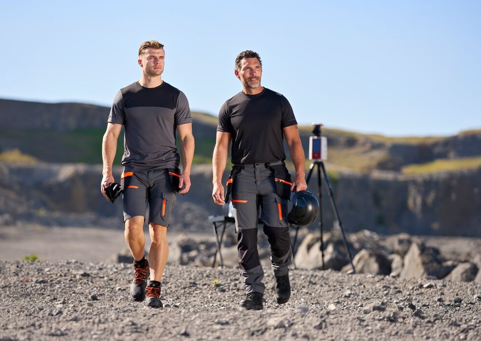 Wer in Österreich beruflich viel unterwegs ist, kennt die Realität hinter dem Arbeitstag: frühe Abfahrten, wechselnde Einsatzorte, lange Fahrten zwischen Baustelle, Lager und Kunde sowie Witterung, die sich innerhalb weniger Stunden komplett verändern kann. Gerade für mobile Teams ist Arbeitskleidung deshalb weit mehr als ein formaler Standard. Sie muss im Alltag funktionieren, Belastung aushalten und dafür sorgen, dass Mitarbeiter auch nach vielen Stunden noch sicher und beweglich arbeiten können.
