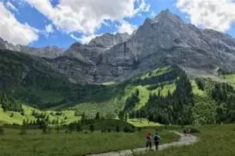 Road Trip durch die Alpen: Welches Gepäck ist am praktischsten?