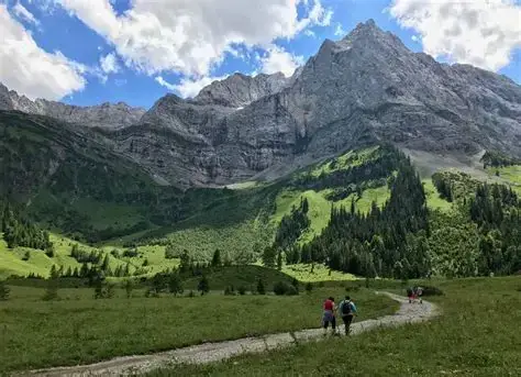 Road Trip durch die Alpen: Welches Gepäck ist am praktischsten?
