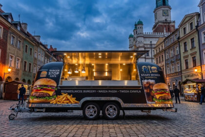 Der Markt für mobile Gastronomie in Österreich und Europa hat in den letzten Jahren eine spektakuläre Metamorphose durchlaufen. Die einstigen einfachen Imbissbuden wurden durch spezialisierte Verkaufspunkte ersetzt, die stationäre Restaurants in Bezug auf die Qualität der servierten Speisen und das Design oft übertreffen. In diesem immer stärker umkämpften Umfeld stehen Investoren vor einer grundlegenden Frage: Lohnt es sich, in einen Premium-Verkaufsanhänger zu investieren, oder ist es besser, mit einer Budget-Lösung zu beginnen? Die Analyse von Markttrends und der österreichischen Business-Ökonomie zeigt deutlich: Der Premium-Standard ist keine bloße Ausgabe, sondern eine strategische Investition, die die Chancen auf Markterfolg drastisch erhöht.