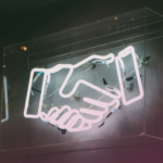 In vielen Unternehmen beginnt die Entscheidung für die Zusammenarbeit mit einem externen IT-Team noch immer mit einer scheinbar einfachen Frage: Wer kann das Projekt termingerecht und im Budget umsetzen? Das sind wichtige Kriterien, doch in der Praxis reichen sie immer seltener aus. Wenn Technologie zur Grundlage von Produktentwicklung, Servicequalität, operativer Effizienz und Wettbewerbsfähigkeit wird, ist das reine „Liefern eines Projekts“ kein ausreichendes Ziel mehr. Genau dann ist nicht entscheidend, ob ein Unternehmen einen Auftragnehmer findet, sondern ob es einen echten Technologiepartner gewinnt.