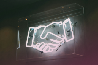 In vielen Unternehmen beginnt die Entscheidung für die Zusammenarbeit mit einem externen IT-Team noch immer mit einer scheinbar einfachen Frage: Wer kann das Projekt termingerecht und im Budget umsetzen? Das sind wichtige Kriterien, doch in der Praxis reichen sie immer seltener aus. Wenn Technologie zur Grundlage von Produktentwicklung, Servicequalität, operativer Effizienz und Wettbewerbsfähigkeit wird, ist das reine „Liefern eines Projekts“ kein ausreichendes Ziel mehr. Genau dann ist nicht entscheidend, ob ein Unternehmen einen Auftragnehmer findet, sondern ob es einen echten Technologiepartner gewinnt.