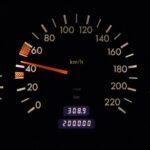 Thomas Reiter hatte eigentlich keine Eile. Er hat drei Monate lang nach einem Kombi gesucht, Diesel, Automatik, unter 100000 Kilometer, und irgendwann im November 2024 hat er einen gefunden, bei einem kleinen Händler in Salzburg-Maxglan, ein paar hundert Meter von der Innsbrucker Bundesstraße entfernt. 2018er, dunkelgrau, 91000 auf dem Tacho, gepflegter Innenraum, zwei Vorbesitzer laut Zulassungsbescheinigung, Preis 14800 Euro. Reiter ist Elektriker, er braucht das Auto für die Arbeit, Werkzeug im Kofferraum, jeden Tag vierzig fünfzig Kilometer zwischen Salzburg und dem Flachgau, manchmal rüber nach Oberösterreich wenn ein Auftrag in Vöcklabruck oder Gmunden liegt. Er hat eine Probefahrt gemacht, alles normal, Motor sauber, Getriebe schaltet sauber, keine Geräusche. Hat unterschrieben und den Wagen mitgenommen.