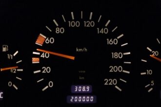Thomas Reiter hatte eigentlich keine Eile. Er hat drei Monate lang nach einem Kombi gesucht, Diesel, Automatik, unter 100000 Kilometer, und irgendwann im November 2024 hat er einen gefunden, bei einem kleinen Händler in Salzburg-Maxglan, ein paar hundert Meter von der Innsbrucker Bundesstraße entfernt. 2018er, dunkelgrau, 91000 auf dem Tacho, gepflegter Innenraum, zwei Vorbesitzer laut Zulassungsbescheinigung, Preis 14800 Euro. Reiter ist Elektriker, er braucht das Auto für die Arbeit, Werkzeug im Kofferraum, jeden Tag vierzig fünfzig Kilometer zwischen Salzburg und dem Flachgau, manchmal rüber nach Oberösterreich wenn ein Auftrag in Vöcklabruck oder Gmunden liegt. Er hat eine Probefahrt gemacht, alles normal, Motor sauber, Getriebe schaltet sauber, keine Geräusche. Hat unterschrieben und den Wagen mitgenommen.