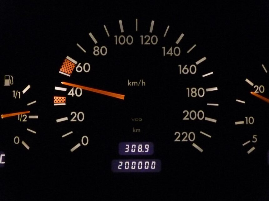 Thomas Reiter hatte eigentlich keine Eile. Er hat drei Monate lang nach einem Kombi gesucht, Diesel, Automatik, unter 100000 Kilometer, und irgendwann im November 2024 hat er einen gefunden, bei einem kleinen Händler in Salzburg-Maxglan, ein paar hundert Meter von der Innsbrucker Bundesstraße entfernt. 2018er, dunkelgrau, 91000 auf dem Tacho, gepflegter Innenraum, zwei Vorbesitzer laut Zulassungsbescheinigung, Preis 14800 Euro. Reiter ist Elektriker, er braucht das Auto für die Arbeit, Werkzeug im Kofferraum, jeden Tag vierzig fünfzig Kilometer zwischen Salzburg und dem Flachgau, manchmal rüber nach Oberösterreich wenn ein Auftrag in Vöcklabruck oder Gmunden liegt. Er hat eine Probefahrt gemacht, alles normal, Motor sauber, Getriebe schaltet sauber, keine Geräusche. Hat unterschrieben und den Wagen mitgenommen.