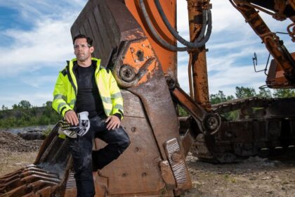 In vielen Branchen in Österreich ist die richtige Arbeitskleidung nicht nur eine Frage des Komforts, sondern vor allem der Sicherheit. Egal ob Bau, Industrie oder Handwerk – hochwertige Schutzkleidung reduziert Risiken, erhöht die Effizienz und trägt maßgeblich zur Gesundheit der Mitarbeiter bei.