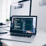 digna: Wie verbessert künstliche Intelligenz die Datenqualität in Unternehmen? Unternehmen aus verschiedenen Branchen sammeln und verarbeiten heutzutage deutlich mehr Daten als je zuvor. Diese Daten stellen eine Grundlage nicht nur für Berichte und Analysen, sondern auch für wichtige Entscheidungen dar. Warum ist die Datenqualität so wichtig? Wie verbessert künstliche Intelligenz die Datenqualität? Ein Praxisbeispiel aus Österreich: ITSV setzt auf KI-gestützte Datenqualität Vom österreichischen Start-up zum internationalen Technologietreiber Internationale Aufmerksamkeit für die Technologie von digna Fazit Daten in Unternehmen stammen oft aus verschiedenen Quellen. Sie müssen auch zwischen mehreren Systemen übertragen werden und jederzeit zuverlässig verfügbar sein. Kein Wunder also, dass Unternehmen nach neuen Möglichkeiten suchen, ihre Datenqualität besser zu überwachen. Zu den Unternehmen, die innovative Lösungen in diesem Bereich anbieten, gehört das österreichische Technologie-Startup digna. Warum ist die Datenqualität so wichtig? Es ist kein Zufall, dass Unternehmen immer mehr Wert auf die Datenqualität legen. Wenn die Informationen, die für Analysen und Prognosen genutzt werden, fehlerhaft sind, kann das zu falschen Schlussfolgerungen führen. Vollständige und aktuelle Daten ermöglichen es, die richtigen Entscheidungen zu treffen. Hervorzuheben ist, dass eine gute Datenqualität nicht nur für das Management wichtig ist. Auch Fachabteilungen, die mit Kunden-, Finanz- oder Produktionsdaten arbeiten, sind auf korrekte Informationen angewiesen. Man muss sich darüber im Klaren sein, dass sogar kleine Fehler größere Auswirkungen haben können. Wie verbessert künstliche Intelligenz die Datenqualität? Bei kleinen Datenbeständen können fest definierte Regeln dabei helfen, die Qualität der Daten zu überwachen. Mit zunehmender Datenmenge wird dieser Prozess jedoch immer aufwendiger. Das Problem kann man mit künstlicher Intelligenz bewältigen, die viele neue Möglichkeiten eröffnet. KI kann Datenbestände analysieren, typische Muster erkennen und ungewöhnliche Veränderungen frühzeitig feststellen. Es geht dabei vor allem dabei um fehlende Datenlieferungen oder strukturelle Änderungen in Datenbanken. Bei großen Datenmengen können Sie auch auf eine Plattform für Datenqualität setzen. Als vielversprechendes Unternehmen in diesem Bereich hat sich das österreichische Technologie-Startup digna etabliert. Die digna-Plattform überwacht verschiedene Aspekte der Datenqualität und nutzt künstliche Intelligenz, um Auffälligkeiten automatisch zu identifizieren. Ein Praxisbeispiel aus Österreich: ITSV setzt auf KI-gestützte Datenqualität Wie groß das Potenzial moderner KI-Lösungen sein kann, zeigt die Success Story: IT-Services of Austrian Social Security. Die österreichische Organisation verwaltet große Datenmengen – zuverlässige Informationen sind für Analysen, Berichte und zahlreiche Geschäftsprozesse notwendig. Als digna seine Technologie erstmals vorstellte, wurde das Angebot zuerst mit Skepsis betrachtet. Im Laufe der Zeit zeigte sich jedoch, dass die Plattform wertvolle Erkenntnisse über die vorhandenen Daten liefern konnte. Bei ITSV hat digna rund 9.000 technische Datenqualitätsregeln ersetzt. In der Praxis bedeutet das, dass die Organisation nicht mehr aufwendig gepflegte Regelwerke verwalten muss. Stattdessen basiert sie auf KI-gestützten Verfahren – dadurch werden Auffälligkeiten und mögliche Probleme automatisch erkannt Vom österreichischen Start-up zum internationalen Technologietreiber Die Entwicklung von digna zeigt, wie stark das Interesse an modernen Lösungen für die Datenqualität und Data Observability in den letzten Jahren gewachsen ist. Zu den Kunden von digna zählen u.a. die IT-Services der österreichischen Sozialversicherung, Adamed Pharma S.A. aus Warschau sowie A1. Darüber hinaus testen derzeit weitere potenzielle Kunden die digna-Plattform im Rahmen von Pilotprojekten. Dies bestätigt, dass Unternehmen aus unterschiedlichen Branchen nach neuen Möglichkeiten suchen, ihre Datenqualität effektiv zu überwachen. Hervorzuheben ist, dass digna durch die Austria Wirtschaftsservice (aws) und die Wirtschaftsagentur Wien unterstützt wurde. Ferner wird digna im Rahmen seiner internationalen Wachstums- und Expansionsaktivitäten von Advantage Austria gefördert. Internationale Aufmerksamkeit für die Technologie von digna Innovative Technologien werden nicht nur durch große Konzerne, sondern auch durch spezialisierte Start-ups entwickelt. Wichtig sind Fachveranstaltungen, auf denen Unternehmen ihre Lösungen im Bereich Datenmanagement vorstellen und Erfahrungen aus der Praxis austauschen können. Ein Beispiel dafür ist die Zusammenarbeit zwischen digna und ITSV. Gemeinsam mit ITSV präsentierte digna seine Technologie auf einer führenden europäischen Fachkonferenz in London. Dabei wurde erklärt, wie wie künstliche Intelligenz die Überwachung und Analyse von Datenbeständen unterstützen kann. Auch auf anderen Branchenveranstaltungen wurden die KI-Lösungen von digna präsentiert. Die Plattform digna war durch die ITSV-Erfolgsgeschichte auf der Big Data Minds Europe 2024 in Berlin vertreten. Dort berichtete Vojkan Radak, Data Warehouse Product Manager bei der ITSV, über die Herausforderungen im Umgang mit großen Datenmengen und stellte vor, wie KI-gestützte Verfahren Probleme im Bereich Data Observability und Datenqualität automatisch erkennen können. Fazit Die Bedeutung der Datenqualität nimmt derzeit immer weiter zu. Künstliche Intelligenz kann jedoch dabei helfen, nicht nur Probleme in diesem Bereich frühzeitig zu erkennen, sondern auch Überwachungsprozesse zu automatisieren. Innovative Lösungen von digna sind ein hervorragendes Beispiel dafür, wie KI-gestützte Ansätze das moderne Datenmanagement erleichtern können.