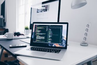 digna: Wie verbessert künstliche Intelligenz die Datenqualität in Unternehmen? Unternehmen aus verschiedenen Branchen sammeln und verarbeiten heutzutage deutlich mehr Daten als je zuvor. Diese Daten stellen eine Grundlage nicht nur für Berichte und Analysen, sondern auch für wichtige Entscheidungen dar. Warum ist die Datenqualität so wichtig? Wie verbessert künstliche Intelligenz die Datenqualität? Ein Praxisbeispiel aus Österreich: ITSV setzt auf KI-gestützte Datenqualität Vom österreichischen Start-up zum internationalen Technologietreiber Internationale Aufmerksamkeit für die Technologie von digna Fazit Daten in Unternehmen stammen oft aus verschiedenen Quellen. Sie müssen auch zwischen mehreren Systemen übertragen werden und jederzeit zuverlässig verfügbar sein. Kein Wunder also, dass Unternehmen nach neuen Möglichkeiten suchen, ihre Datenqualität besser zu überwachen. Zu den Unternehmen, die innovative Lösungen in diesem Bereich anbieten, gehört das österreichische Technologie-Startup digna. Warum ist die Datenqualität so wichtig? Es ist kein Zufall, dass Unternehmen immer mehr Wert auf die Datenqualität legen. Wenn die Informationen, die für Analysen und Prognosen genutzt werden, fehlerhaft sind, kann das zu falschen Schlussfolgerungen führen. Vollständige und aktuelle Daten ermöglichen es, die richtigen Entscheidungen zu treffen. Hervorzuheben ist, dass eine gute Datenqualität nicht nur für das Management wichtig ist. Auch Fachabteilungen, die mit Kunden-, Finanz- oder Produktionsdaten arbeiten, sind auf korrekte Informationen angewiesen. Man muss sich darüber im Klaren sein, dass sogar kleine Fehler größere Auswirkungen haben können. Wie verbessert künstliche Intelligenz die Datenqualität? Bei kleinen Datenbeständen können fest definierte Regeln dabei helfen, die Qualität der Daten zu überwachen. Mit zunehmender Datenmenge wird dieser Prozess jedoch immer aufwendiger. Das Problem kann man mit künstlicher Intelligenz bewältigen, die viele neue Möglichkeiten eröffnet. KI kann Datenbestände analysieren, typische Muster erkennen und ungewöhnliche Veränderungen frühzeitig feststellen. Es geht dabei vor allem dabei um fehlende Datenlieferungen oder strukturelle Änderungen in Datenbanken. Bei großen Datenmengen können Sie auch auf eine Plattform für Datenqualität setzen. Als vielversprechendes Unternehmen in diesem Bereich hat sich das österreichische Technologie-Startup digna etabliert. Die digna-Plattform überwacht verschiedene Aspekte der Datenqualität und nutzt künstliche Intelligenz, um Auffälligkeiten automatisch zu identifizieren. Ein Praxisbeispiel aus Österreich: ITSV setzt auf KI-gestützte Datenqualität Wie groß das Potenzial moderner KI-Lösungen sein kann, zeigt die Success Story: IT-Services of Austrian Social Security. Die österreichische Organisation verwaltet große Datenmengen – zuverlässige Informationen sind für Analysen, Berichte und zahlreiche Geschäftsprozesse notwendig. Als digna seine Technologie erstmals vorstellte, wurde das Angebot zuerst mit Skepsis betrachtet. Im Laufe der Zeit zeigte sich jedoch, dass die Plattform wertvolle Erkenntnisse über die vorhandenen Daten liefern konnte. Bei ITSV hat digna rund 9.000 technische Datenqualitätsregeln ersetzt. In der Praxis bedeutet das, dass die Organisation nicht mehr aufwendig gepflegte Regelwerke verwalten muss. Stattdessen basiert sie auf KI-gestützten Verfahren – dadurch werden Auffälligkeiten und mögliche Probleme automatisch erkannt Vom österreichischen Start-up zum internationalen Technologietreiber Die Entwicklung von digna zeigt, wie stark das Interesse an modernen Lösungen für die Datenqualität und Data Observability in den letzten Jahren gewachsen ist. Zu den Kunden von digna zählen u.a. die IT-Services der österreichischen Sozialversicherung, Adamed Pharma S.A. aus Warschau sowie A1. Darüber hinaus testen derzeit weitere potenzielle Kunden die digna-Plattform im Rahmen von Pilotprojekten. Dies bestätigt, dass Unternehmen aus unterschiedlichen Branchen nach neuen Möglichkeiten suchen, ihre Datenqualität effektiv zu überwachen. Hervorzuheben ist, dass digna durch die Austria Wirtschaftsservice (aws) und die Wirtschaftsagentur Wien unterstützt wurde. Ferner wird digna im Rahmen seiner internationalen Wachstums- und Expansionsaktivitäten von Advantage Austria gefördert. Internationale Aufmerksamkeit für die Technologie von digna Innovative Technologien werden nicht nur durch große Konzerne, sondern auch durch spezialisierte Start-ups entwickelt. Wichtig sind Fachveranstaltungen, auf denen Unternehmen ihre Lösungen im Bereich Datenmanagement vorstellen und Erfahrungen aus der Praxis austauschen können. Ein Beispiel dafür ist die Zusammenarbeit zwischen digna und ITSV. Gemeinsam mit ITSV präsentierte digna seine Technologie auf einer führenden europäischen Fachkonferenz in London. Dabei wurde erklärt, wie wie künstliche Intelligenz die Überwachung und Analyse von Datenbeständen unterstützen kann. Auch auf anderen Branchenveranstaltungen wurden die KI-Lösungen von digna präsentiert. Die Plattform digna war durch die ITSV-Erfolgsgeschichte auf der Big Data Minds Europe 2024 in Berlin vertreten. Dort berichtete Vojkan Radak, Data Warehouse Product Manager bei der ITSV, über die Herausforderungen im Umgang mit großen Datenmengen und stellte vor, wie KI-gestützte Verfahren Probleme im Bereich Data Observability und Datenqualität automatisch erkennen können. Fazit Die Bedeutung der Datenqualität nimmt derzeit immer weiter zu. Künstliche Intelligenz kann jedoch dabei helfen, nicht nur Probleme in diesem Bereich frühzeitig zu erkennen, sondern auch Überwachungsprozesse zu automatisieren. Innovative Lösungen von digna sind ein hervorragendes Beispiel dafür, wie KI-gestützte Ansätze das moderne Datenmanagement erleichtern können.