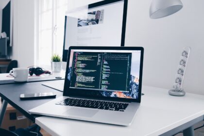 digna: Wie verbessert künstliche Intelligenz die Datenqualität in Unternehmen? Unternehmen aus verschiedenen Branchen sammeln und verarbeiten heutzutage deutlich mehr Daten als je zuvor. Diese Daten stellen eine Grundlage nicht nur für Berichte und Analysen, sondern auch für wichtige Entscheidungen dar. Warum ist die Datenqualität so wichtig? Wie verbessert künstliche Intelligenz die Datenqualität? Ein Praxisbeispiel aus Österreich: ITSV setzt auf KI-gestützte Datenqualität Vom österreichischen Start-up zum internationalen Technologietreiber Internationale Aufmerksamkeit für die Technologie von digna Fazit Daten in Unternehmen stammen oft aus verschiedenen Quellen. Sie müssen auch zwischen mehreren Systemen übertragen werden und jederzeit zuverlässig verfügbar sein. Kein Wunder also, dass Unternehmen nach neuen Möglichkeiten suchen, ihre Datenqualität besser zu überwachen. Zu den Unternehmen, die innovative Lösungen in diesem Bereich anbieten, gehört das österreichische Technologie-Startup digna. Warum ist die Datenqualität so wichtig? Es ist kein Zufall, dass Unternehmen immer mehr Wert auf die Datenqualität legen. Wenn die Informationen, die für Analysen und Prognosen genutzt werden, fehlerhaft sind, kann das zu falschen Schlussfolgerungen führen. Vollständige und aktuelle Daten ermöglichen es, die richtigen Entscheidungen zu treffen. Hervorzuheben ist, dass eine gute Datenqualität nicht nur für das Management wichtig ist. Auch Fachabteilungen, die mit Kunden-, Finanz- oder Produktionsdaten arbeiten, sind auf korrekte Informationen angewiesen. Man muss sich darüber im Klaren sein, dass sogar kleine Fehler größere Auswirkungen haben können. Wie verbessert künstliche Intelligenz die Datenqualität? Bei kleinen Datenbeständen können fest definierte Regeln dabei helfen, die Qualität der Daten zu überwachen. Mit zunehmender Datenmenge wird dieser Prozess jedoch immer aufwendiger. Das Problem kann man mit künstlicher Intelligenz bewältigen, die viele neue Möglichkeiten eröffnet. KI kann Datenbestände analysieren, typische Muster erkennen und ungewöhnliche Veränderungen frühzeitig feststellen. Es geht dabei vor allem dabei um fehlende Datenlieferungen oder strukturelle Änderungen in Datenbanken. Bei großen Datenmengen können Sie auch auf eine Plattform für Datenqualität setzen. Als vielversprechendes Unternehmen in diesem Bereich hat sich das österreichische Technologie-Startup digna etabliert. Die digna-Plattform überwacht verschiedene Aspekte der Datenqualität und nutzt künstliche Intelligenz, um Auffälligkeiten automatisch zu identifizieren. Ein Praxisbeispiel aus Österreich: ITSV setzt auf KI-gestützte Datenqualität Wie groß das Potenzial moderner KI-Lösungen sein kann, zeigt die Success Story: IT-Services of Austrian Social Security. Die österreichische Organisation verwaltet große Datenmengen – zuverlässige Informationen sind für Analysen, Berichte und zahlreiche Geschäftsprozesse notwendig. Als digna seine Technologie erstmals vorstellte, wurde das Angebot zuerst mit Skepsis betrachtet. Im Laufe der Zeit zeigte sich jedoch, dass die Plattform wertvolle Erkenntnisse über die vorhandenen Daten liefern konnte. Bei ITSV hat digna rund 9.000 technische Datenqualitätsregeln ersetzt. In der Praxis bedeutet das, dass die Organisation nicht mehr aufwendig gepflegte Regelwerke verwalten muss. Stattdessen basiert sie auf KI-gestützten Verfahren – dadurch werden Auffälligkeiten und mögliche Probleme automatisch erkannt Vom österreichischen Start-up zum internationalen Technologietreiber Die Entwicklung von digna zeigt, wie stark das Interesse an modernen Lösungen für die Datenqualität und Data Observability in den letzten Jahren gewachsen ist. Zu den Kunden von digna zählen u.a. die IT-Services der österreichischen Sozialversicherung, Adamed Pharma S.A. aus Warschau sowie A1. Darüber hinaus testen derzeit weitere potenzielle Kunden die digna-Plattform im Rahmen von Pilotprojekten. Dies bestätigt, dass Unternehmen aus unterschiedlichen Branchen nach neuen Möglichkeiten suchen, ihre Datenqualität effektiv zu überwachen. Hervorzuheben ist, dass digna durch die Austria Wirtschaftsservice (aws) und die Wirtschaftsagentur Wien unterstützt wurde. Ferner wird digna im Rahmen seiner internationalen Wachstums- und Expansionsaktivitäten von Advantage Austria gefördert. Internationale Aufmerksamkeit für die Technologie von digna Innovative Technologien werden nicht nur durch große Konzerne, sondern auch durch spezialisierte Start-ups entwickelt. Wichtig sind Fachveranstaltungen, auf denen Unternehmen ihre Lösungen im Bereich Datenmanagement vorstellen und Erfahrungen aus der Praxis austauschen können. Ein Beispiel dafür ist die Zusammenarbeit zwischen digna und ITSV. Gemeinsam mit ITSV präsentierte digna seine Technologie auf einer führenden europäischen Fachkonferenz in London. Dabei wurde erklärt, wie wie künstliche Intelligenz die Überwachung und Analyse von Datenbeständen unterstützen kann. Auch auf anderen Branchenveranstaltungen wurden die KI-Lösungen von digna präsentiert. Die Plattform digna war durch die ITSV-Erfolgsgeschichte auf der Big Data Minds Europe 2024 in Berlin vertreten. Dort berichtete Vojkan Radak, Data Warehouse Product Manager bei der ITSV, über die Herausforderungen im Umgang mit großen Datenmengen und stellte vor, wie KI-gestützte Verfahren Probleme im Bereich Data Observability und Datenqualität automatisch erkennen können. Fazit Die Bedeutung der Datenqualität nimmt derzeit immer weiter zu. Künstliche Intelligenz kann jedoch dabei helfen, nicht nur Probleme in diesem Bereich frühzeitig zu erkennen, sondern auch Überwachungsprozesse zu automatisieren. Innovative Lösungen von digna sind ein hervorragendes Beispiel dafür, wie KI-gestützte Ansätze das moderne Datenmanagement erleichtern können.