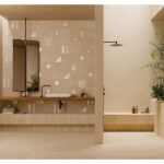 Moderne Badezimmer werden heute als vielschichtige Räume gestaltet, in denen jede Oberfläche zu einer anspruchsvollen visuellen Komposition beiträgt. Anstatt auf einheitliche Materialien zu setzen, gewinnen zeitgemäße Konzepte ihren Charakter häufig durch sorgfältig inszenierte Kontraste.