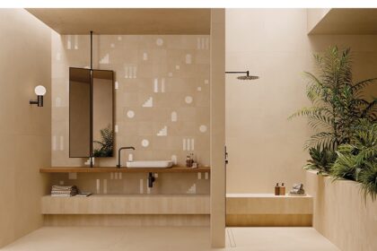 Moderne Badezimmer werden heute als vielschichtige Räume gestaltet, in denen jede Oberfläche zu einer anspruchsvollen visuellen Komposition beiträgt. Anstatt auf einheitliche Materialien zu setzen, gewinnen zeitgemäße Konzepte ihren Charakter häufig durch sorgfältig inszenierte Kontraste.